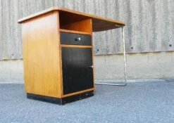 Dutch Modernist Desk From De Bijenkorf, 1934 13 Dutch Modernist Desk From De Bijenkorf, 1934 -PAMONO Sales dutch modernist desk from de bijenkorf 1934 5