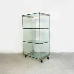 Italian Modern Glass Exhibitor Bookcase On Wheels By Gallotti & Radice, 1970s, Set Of 2 21 Italian Modern Glass Exhibitor Bookcase On Wheels By Gallotti & Radice, 1970s, Set Of 2 -PAMONO Sales italian modern glass exhibitor bookcase on wheels by gallotti radice 1970s set of 2 6