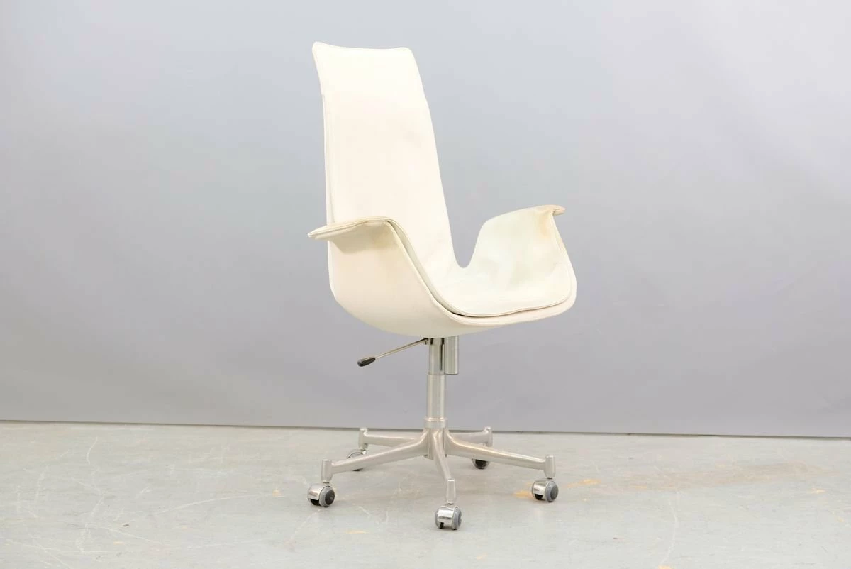 Mid-Century White Tulip Chair By Preben Fabricius & Jørgen Kastholm For Kill International 4 Mid-Century White Tulip Chair By Preben Fabricius & Jørgen Kastholm For Kill International - Image 2