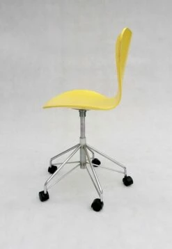 Model 3117 Office Swivel Chair In Yellow By Arne Jacobsen For Fritz Hansen, 1995 -PAMONO Sales model 3117 office swivel chair in yellow by arne jacobsen for fritz hansen 1995 4