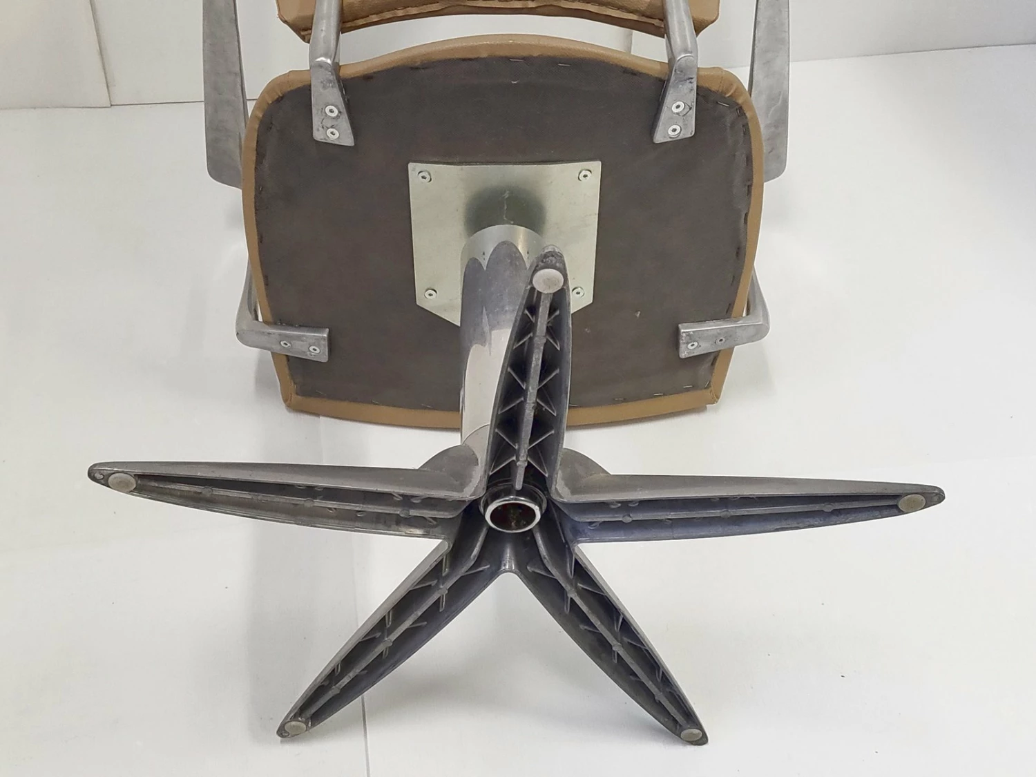 Pivoting Armchairs In Leather And Aluminum, 1970, Set Of 2 6 Pivoting Armchairs In Leather And Aluminum, 1970, Set Of 2 - Image 4